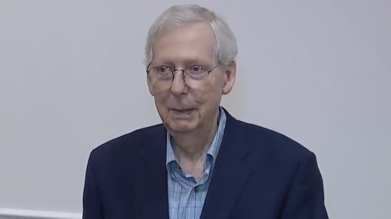 Mitch McConnell, senador republicano que 'congelou' em entrevistas, anuncia aposentadoria