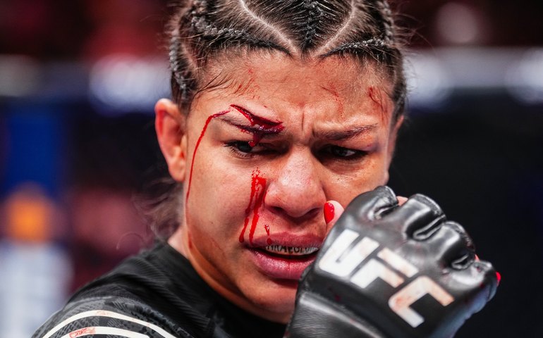 Brasileira Mayra Sheetara sofre corte grotesco e perde luta no UFC 303