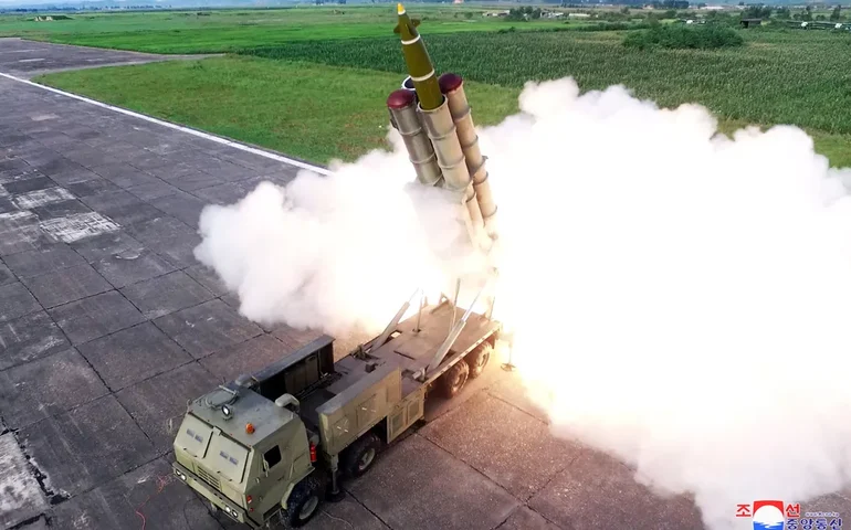 Coreia do Norte testa novo sistema de de lançador de foguetes múltiplos