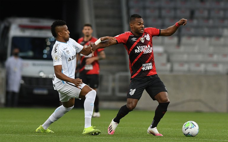 Athletico toma gol de calcanhar, vê Pablo errar pênalti e perde para o Libertad