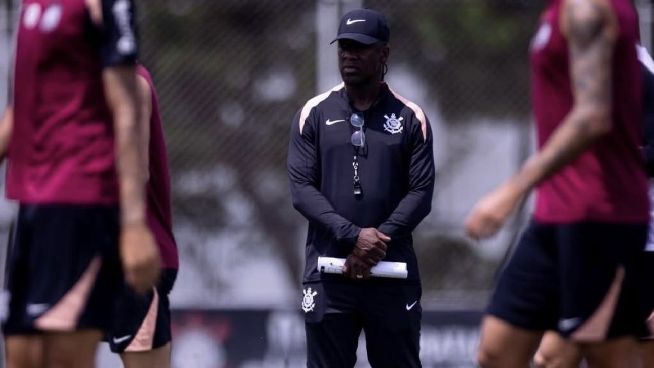 Seedorf manda recado aos críticos e destaca ambiente no Corinthians