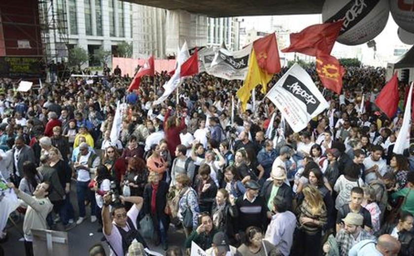 Sem diálogo, governos e professores vão à Justiça para encerrar greves