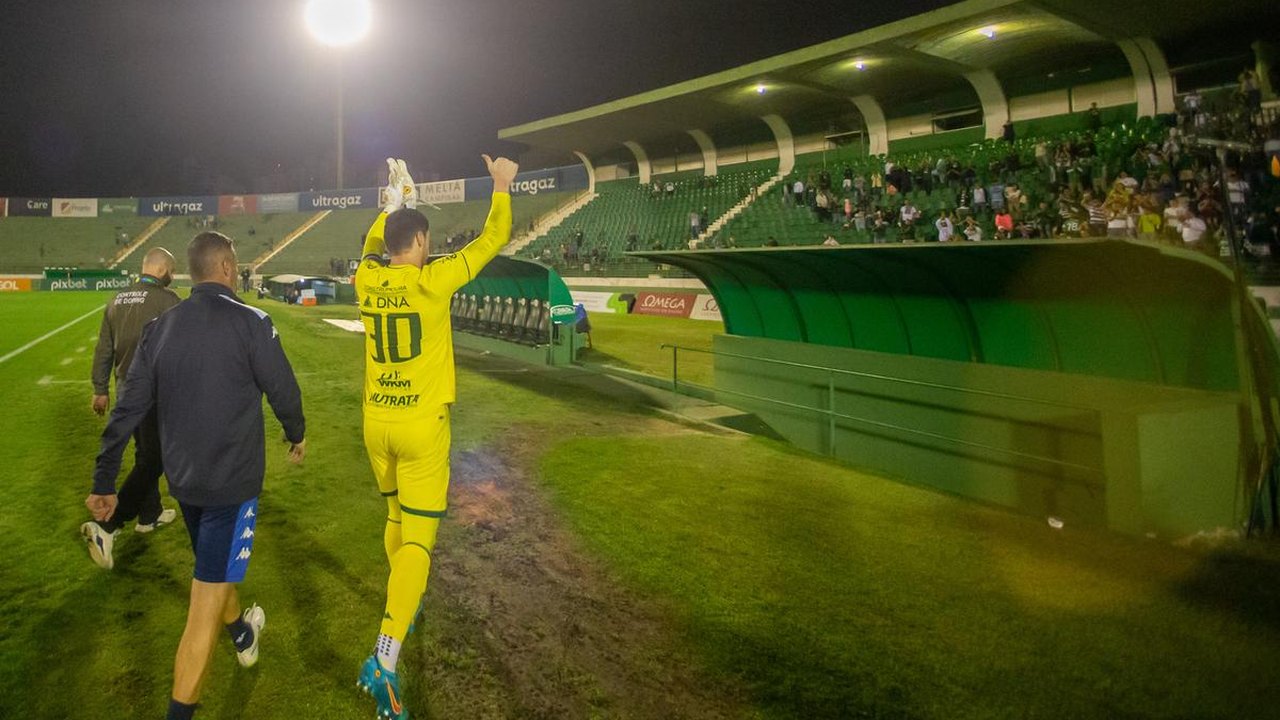 Guarani vence Náutico em duelo direto e respira na Série B