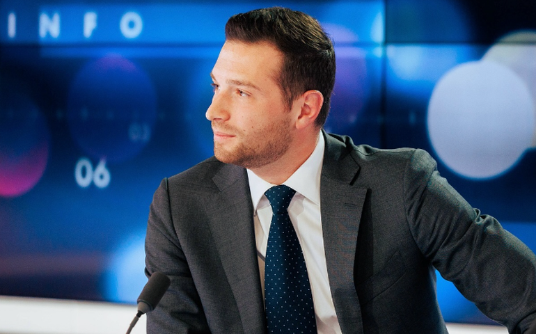 Líder da extrema-direita diz que França não se beneficiaria de instabilidade com moção