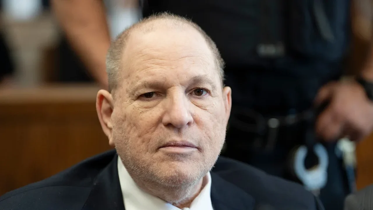 Acusação de estupro contra Harvey Weinstein em Nova York foi retirada depois que a acusadora disse não suportar um quarto julgamento.