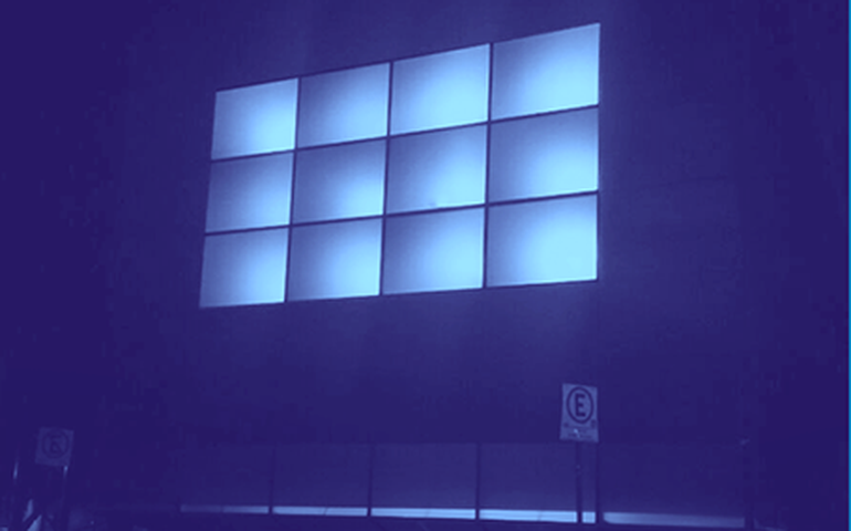 Praça da Liberdade se ilumina de azul para comemorar Dia do Surdo