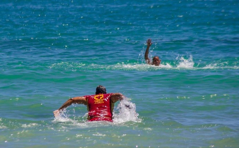 Guarda-vidas salvam pai e filho de afogamento na Praia do Francês, em Marechal Deodoro