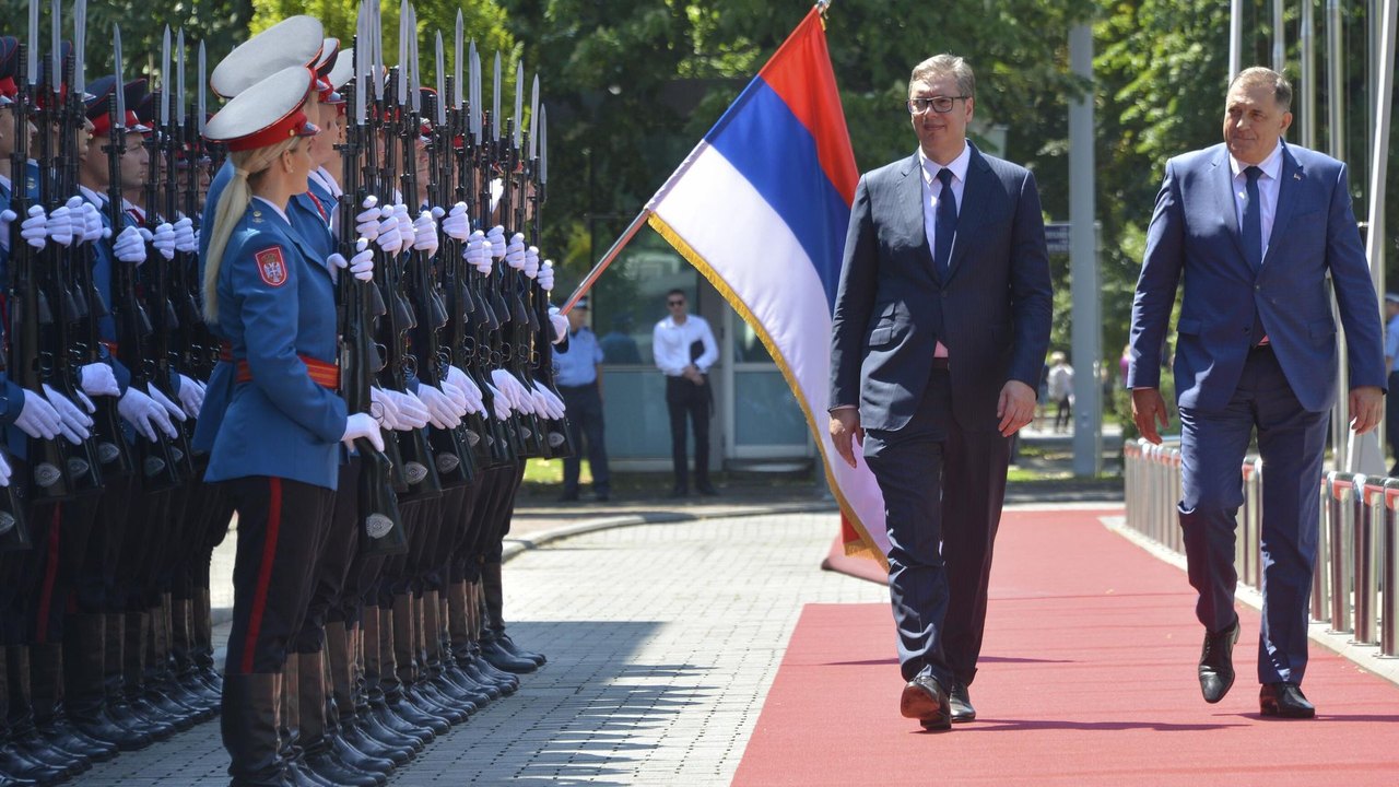 Presidente da Sérvia, Aleksandar Vucic, renuncia ao cargo