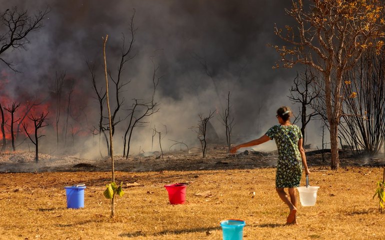 PF abre inquérito para investigar incêndio em Brasília