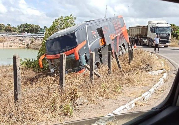 Passageiros de ônibus ficam à beira de ribanceira em São Miguel dos Campos