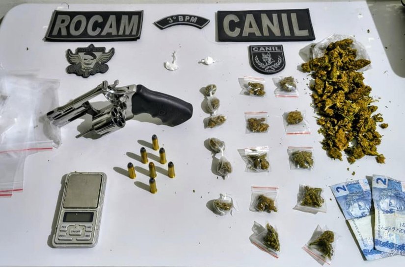 Denúncias levam Polícia Militar a apreender armas de fogo e mais de 3 Kg de drogas em Arapiraca
