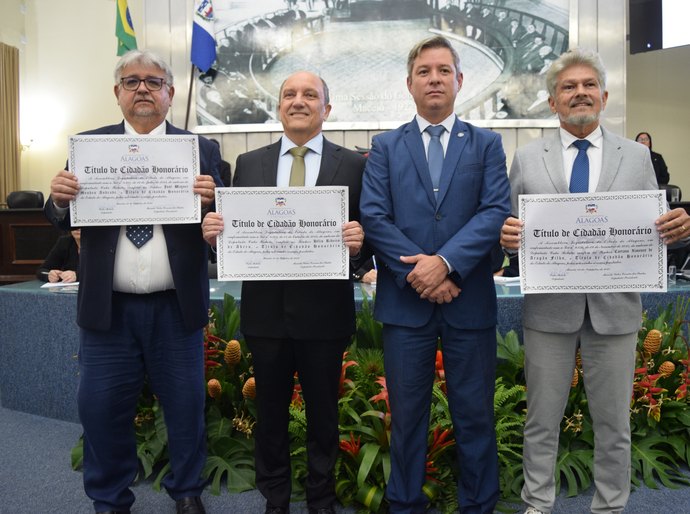Assembleia Legislativa homenageia empresários da construção civil e do comércio