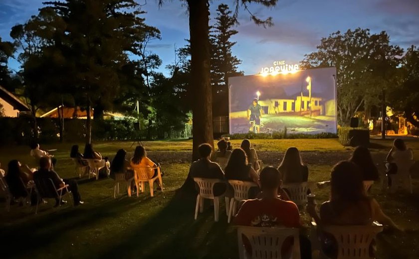 Cine Joaquina Ilumina a Vila Joaquina com Sessão ao Ar Livre Sob o Pôr do Sol