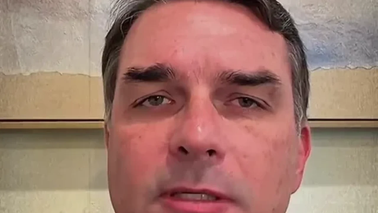 Flávio Bolsonaro admite contato com Vorcaro para financiar filme, mas nega oferta de vantagens