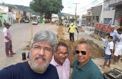 Prefeito Eduardo Tavares acompanha obras de infra estrutura em Traipu
