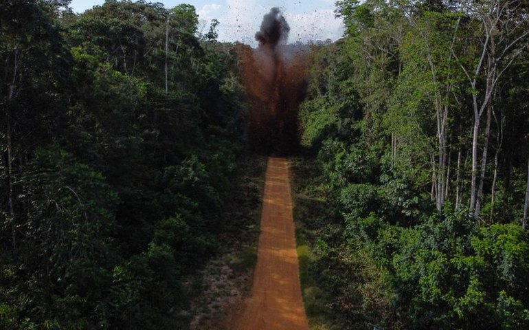 Governo destrói pista de pouso clandestina na Terra Yanomami