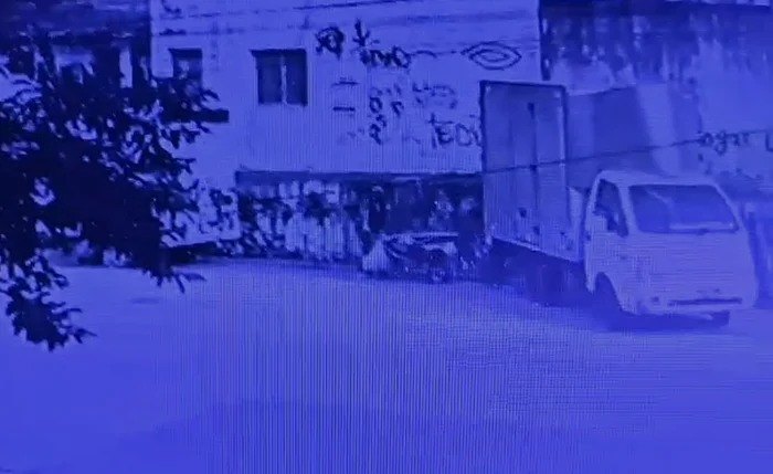 Câmera de segurança registrou homem transportando o corpo da vítima em um carrinho de mão no Jacintinho