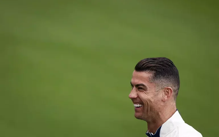 Cristiano Ronaldo vira 1º bilionário da história do futebol