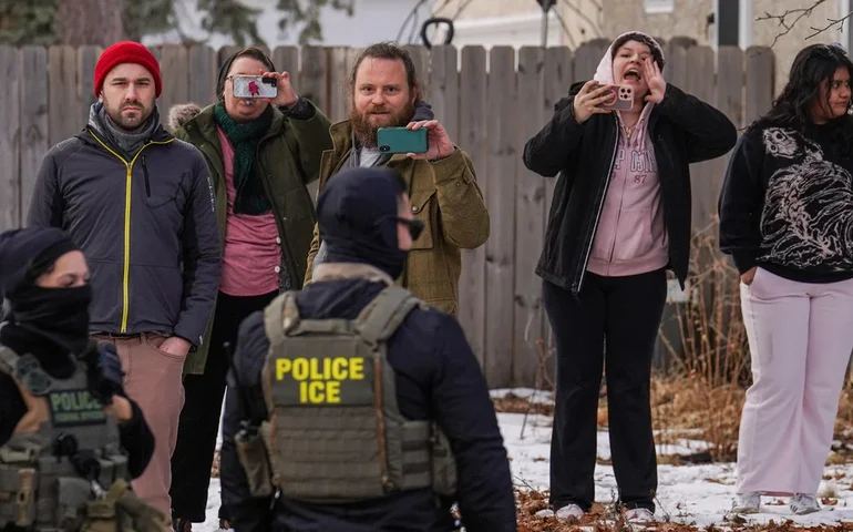 A vantagem dos republicanos em relação à imigração diminui à medida que os independentes resistem às táticas de Trump, mostra pesquisa da AP-NORC.