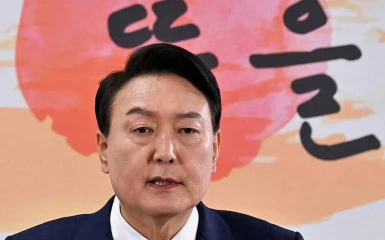 Coreia do Sul: polícia vasculha gabinete do presidente Yoon Suk Yeol após lei marcial