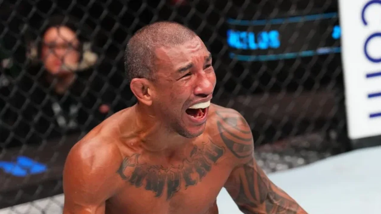 Brasileiro perde consciência durante luta no UFC e é levado ao hospital