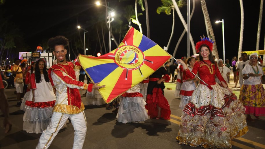 Com explosão de cores e tradição, escolas de samba de Maceió fazem história no segundo dia de desfiles