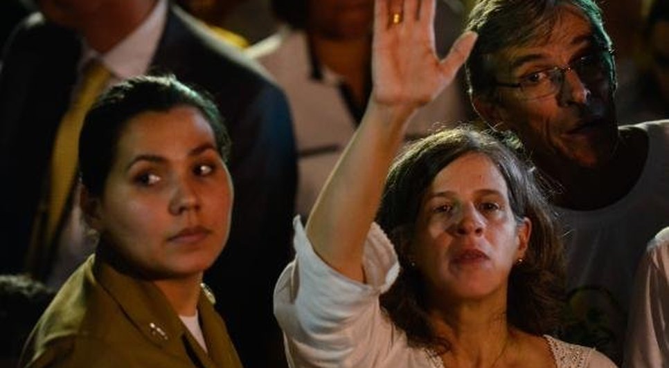 No destaque Renata Campos, cumprimenta público que acompanha enterro/ Foto: Fernando Frazão