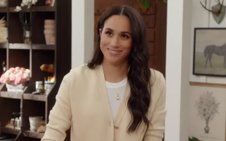 Meghan Markle lança marcador de livros de couro por R$ 97; produto esgota minutos após lançamento