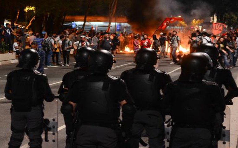 Estudante é ferida no olho e fotógrafos são presos em protesto na Paulista