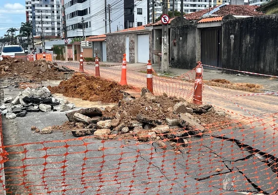 Buracos tomam conta de rua na Gruta de Lourdes, em Maceió