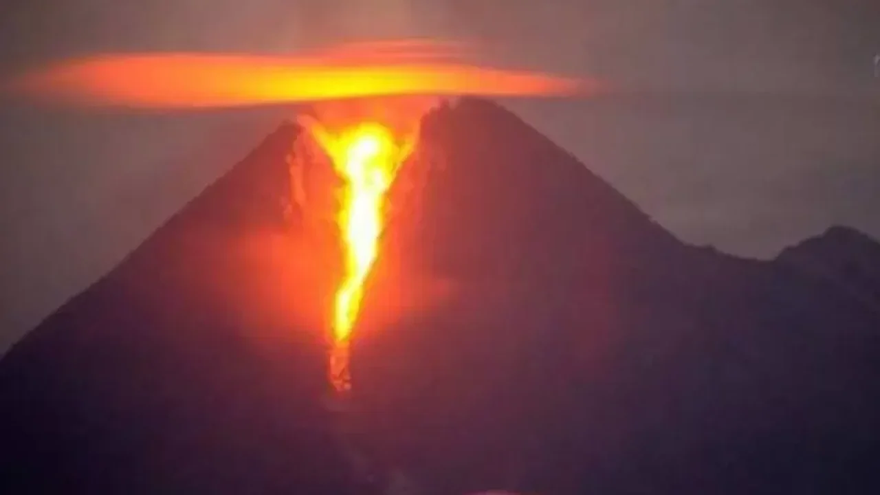 Vulcão Sakurajima entra em erupção e lança cinzas a mais de 4,4 km de altura no Japão