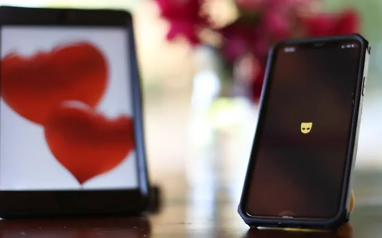 O amor está no ar e não tem idade! Em 2023, artistas veteranos firmaram relacionamentos com mulheres bem mais novas