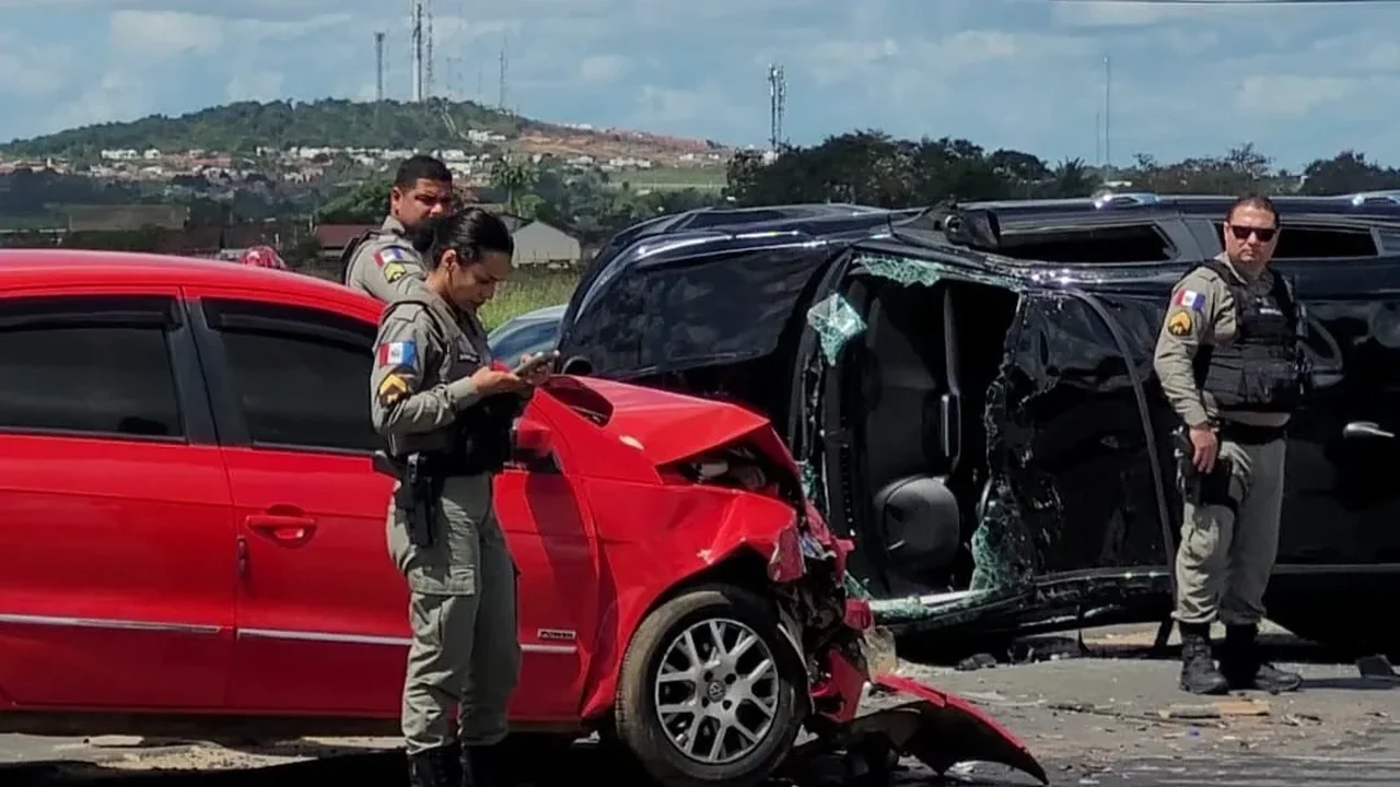 Manobra de conversão termina em capotamento e colisão no bairro Bom Sucesso