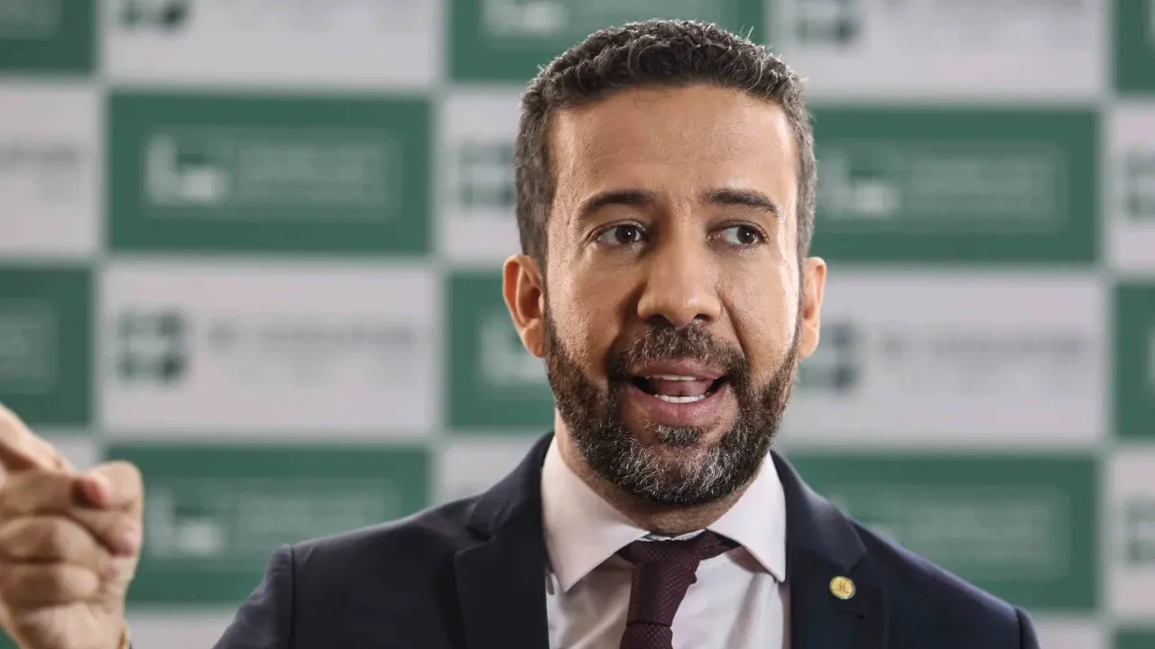 Janones: veja os sintomas do problema cardíaco que causou a internação do deputado federal em SP