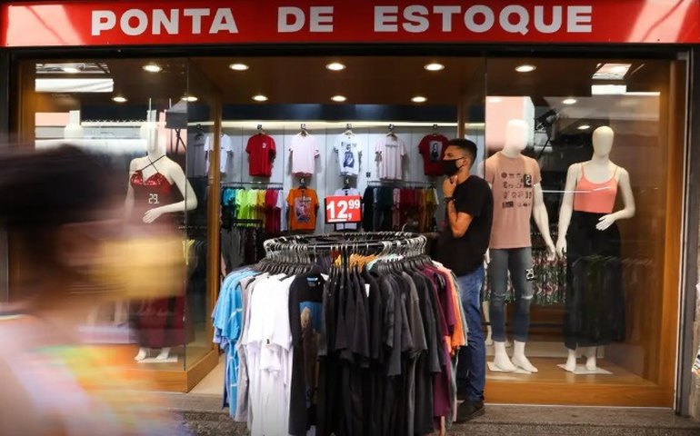 Governo prorroga por 90 dias regra que dificulta trabalho em feriados no comércio