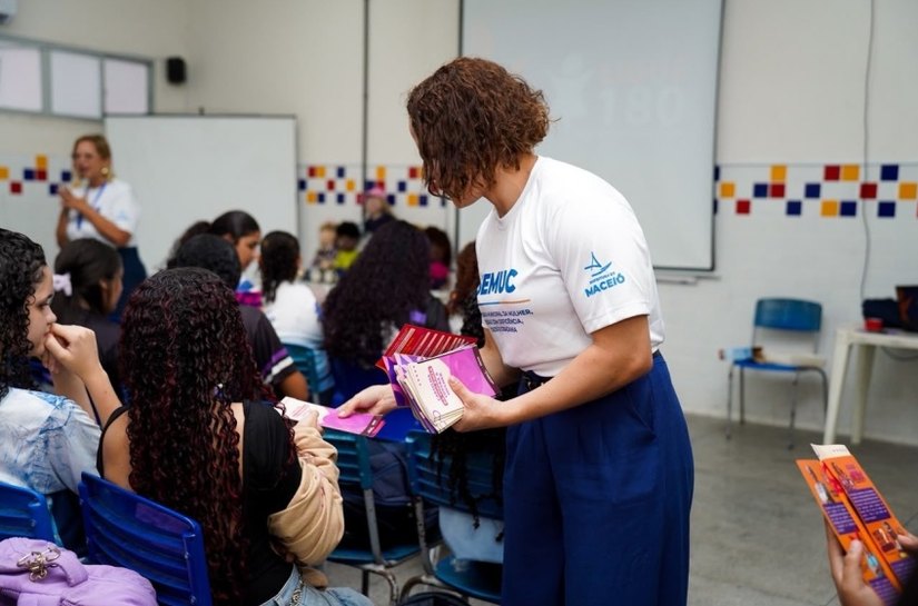 Escola municipal recebe ação de conscientização e combate à violência contra a mulher