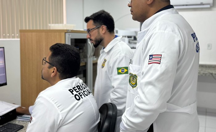 Peritos de Alagoas e Maranhão durante trabalho em laboratório forense