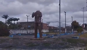 Vândalos arrancam cabeça de estátua de deputado assassinado em Sergipe / Foto: Foto: Fábio Pereira