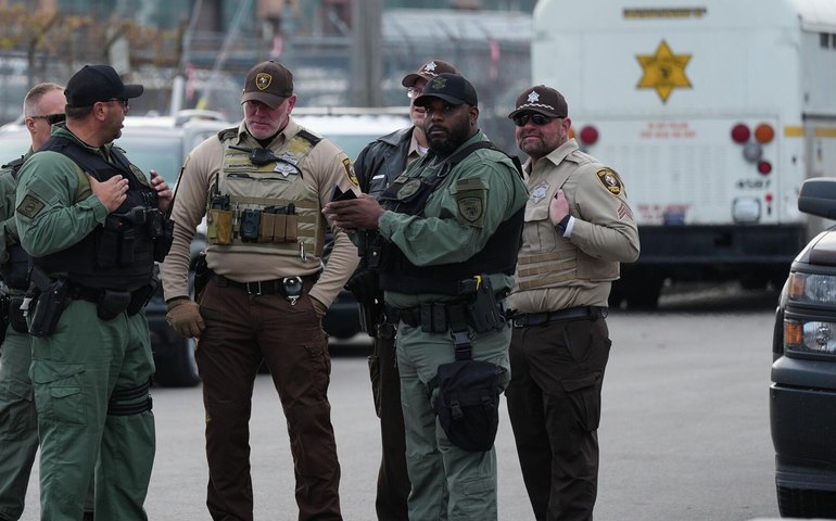 Governo Trump planeja deter migrantes em armazéns, diz mídia