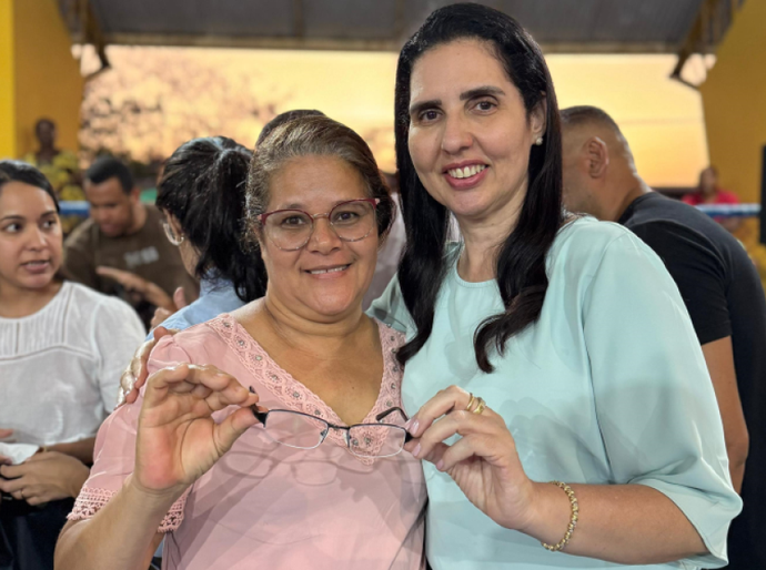 Prefeita Pauline Pereira entrega mais 80 óculos para estudantes e cidadãos de Luziápolis