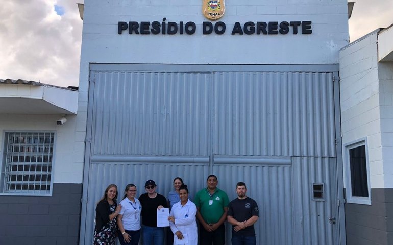 Biblioteca de Arapiraca doa livros para Presídio do Agreste e fortalece ressocialização