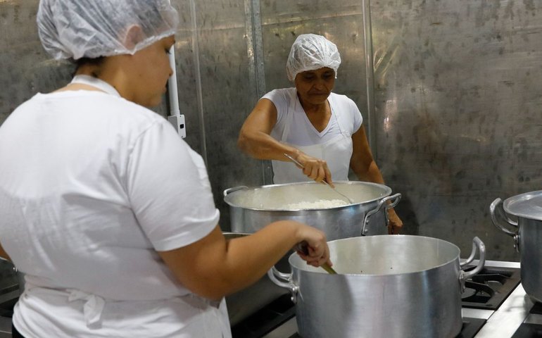 Iniciativa de entrega de marmitas é transformada em cozinha escola
