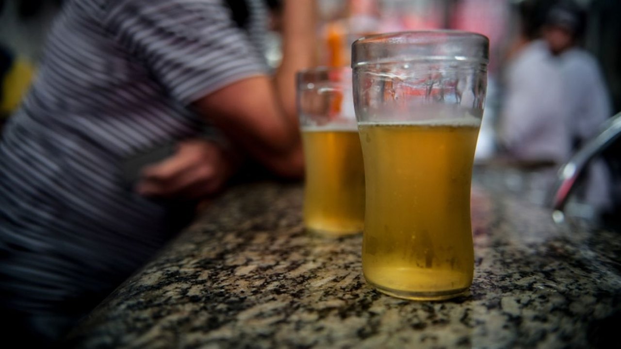 Álcool: Para evitar que seus filhos bebam, atenção ao seu próprio consumo diante deles, diz estudo