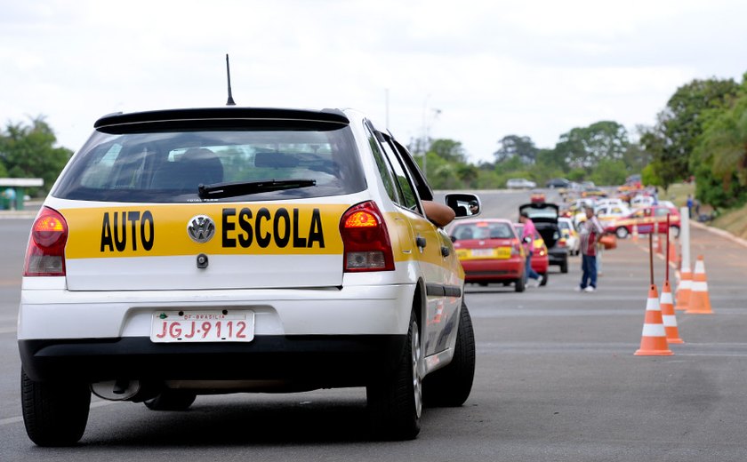 Lula assina Projeto de Lei para acabar com veículos antigos nas autoescolas