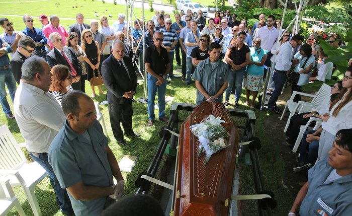 Grande número de autoridades prestaram solidariedade à família no enterro - Foto: Caio Loureiro.