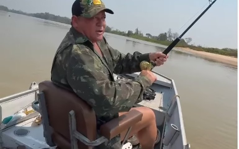 Leonardo manda 'recado' para Gusttavo Lima, que fez aniversário na Grécia: 'Me larga aqui no Pantanal'