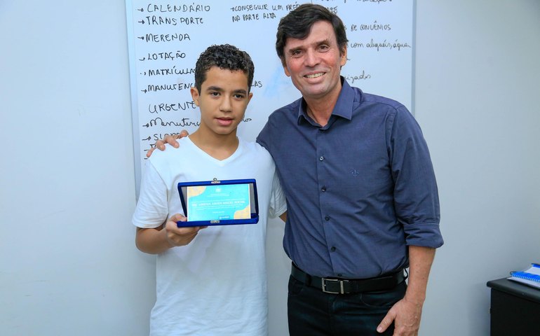 Seduc homenageia estudante alagoano destaque em Ciências Exatas