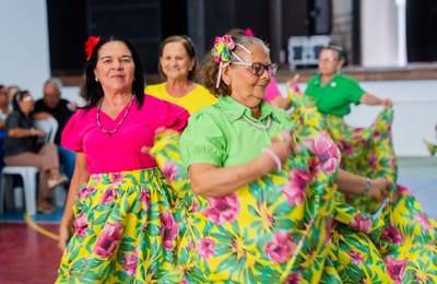 Alegria que não tem idade: mais de 500 idosos participam de baile em Arapiraca