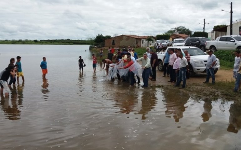 Seagri contempla produtores de Major Isidoro com entrega de 30 mil alevinos