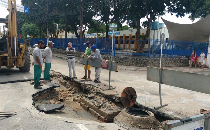 Arapiraca: Prefeitura providencia serviços em ruas com obras de saneamento afetadas pela chuva